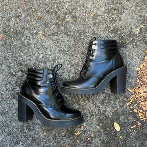 Dr. Martens/Dr Martens Heeled boots/booties - Size 8 Persephone